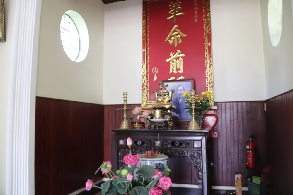 Đền thờ rộng khoảng 40 m2, ở giữa là bàn thờ Phan Châu Trinh, đằng sau có bức đại tự ghi “Cách Mạng Tiền Khu". Ảnh: GIA NGHI