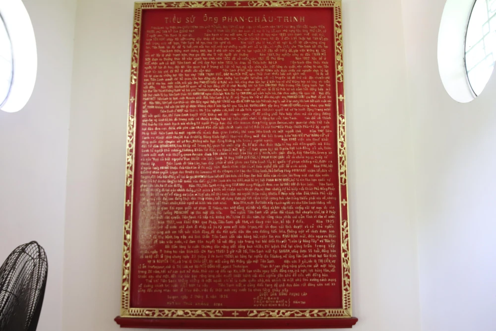 Tấm bia sơn son thếp vàng ghi lại cuộc đời của cụ Phan Châu Trinh trong đền thờ do nhà chí sĩ yêu nước Huỳnh Thúc Kháng biên soạn ngày 2-8-1926. Ảnh: GIA NGHI