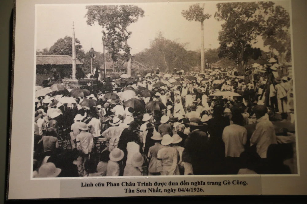 Người dân đưa tiễn cụ Phan Châu Trinh về với đất mẹ. Ảnh chụp tư liệu: GIA NGHI