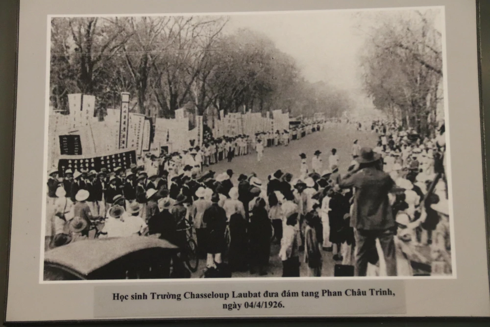 Người dân đưa tiễn cụ Phan Châu Trinh về với đất mẹ. Ảnh chụp tư liệu: GIA NGHI