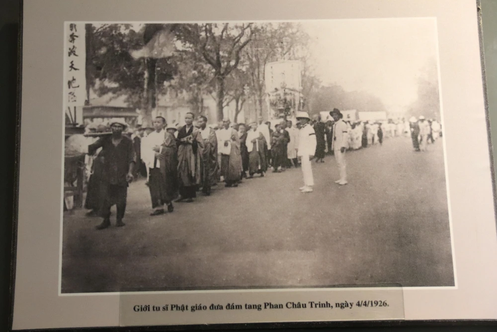 Người dân đưa tiễn cụ Phan Châu Trinh về với đất mẹ. Ảnh chụp tư liệu: GIA NGHI