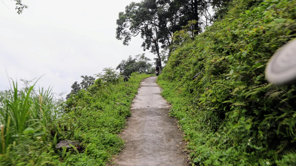 Đường đến làng Sảo Há một bên là vực sâu, một bên là những vườn ngô, cây lanh trồng xen với đá. Ảnh: NÚI XANH