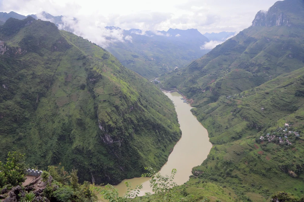 Hà Giang nổi tiếng với nhiều cảnh đẹp mê đắm lòng người, trong ảnh là sông Nho Quế nằm dưới chân những ngọn núi tai mèo hiểm trở. Ảnh: NÚI XANH
