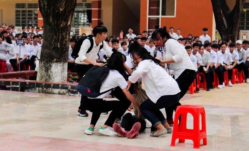 Nhà trường đưa nội dung phòng chống bạo lực học đường phổ biến cho học sinh. Ảnh: ĐHBD