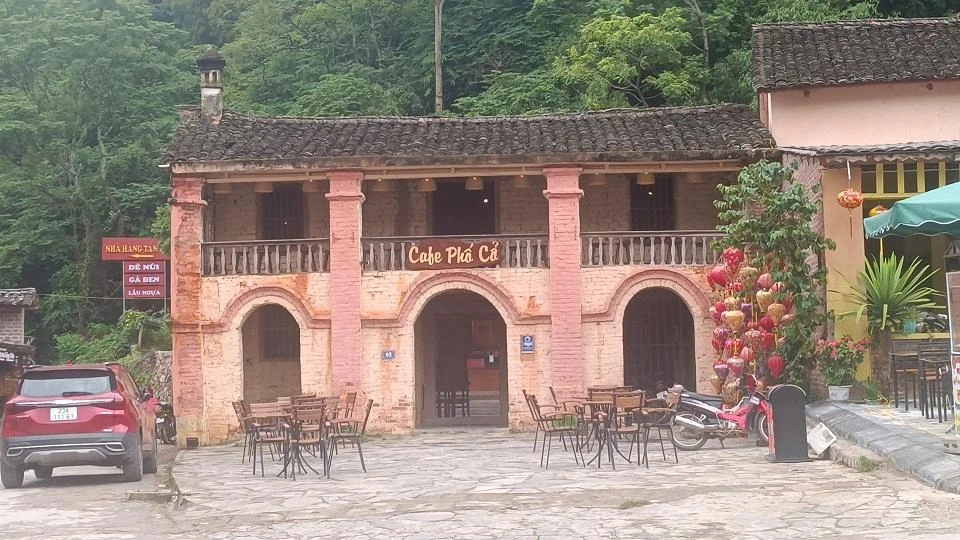 Những dãy phố và ngôi nhà cổ trên 200 năm tuổi tại chợ phiên Hà Giang. Ảnh: NÚI XANH