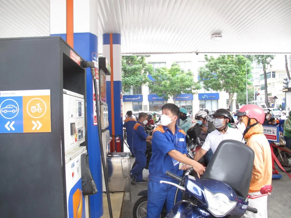 Người dân chờ đổ xăng tại cây xăng Petrolimex cửa hàng số 1 (136 Hai Bà Trưng quận 1) lúc 15 giờ ngày 10-10. Ảnh: THÀNH NHÂN