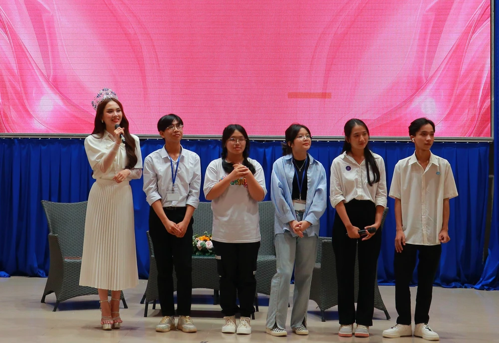 Nhiều sinh viên thích thú tham gia giao lưu cùng Hoa hậu Mai Phương.Ảnh VÕ THƠ