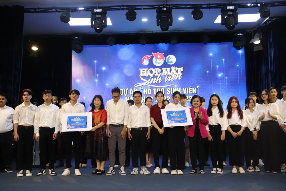 Bà Trương Mỹ Hoa cùng lãnh đạo trường ĐH Nguyễn Tất Thành trao học bổng cho các sinh viên. Ảnh: HL