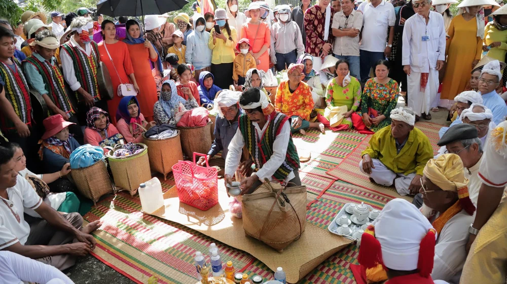 Ninh Thuận là tỉnh có đông người Chăm theo đạo Bàlamôn sinh sống nhất trong cả nước. Văn hóa Chăm ở đây vẫn còn lưu giữ khá đậm nét, thể hiện qua chữ viết, trang phục, nghệ thuật kiến trúc, điêu khắc, các khu đền tháp, nghề gốm và dệt thổ cẩm cổ truyền. Trong đó, nổi bật là lễ hội Katê, một trong những lễ hội hàng năm quan trọng được người Chăm bảo tồn và duy trì. Y trang nữ thần Pô Inư Nưgar được người Raglai chuyển xuống để chuyển giao cho người Chăm. Ảnh: NÚI XANH