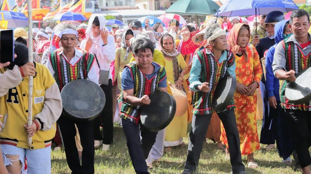 Trước ngày lễ chính tại đền (ngày 1 tháng 7 Chăm lịch), người Chăm ở các khu vực có đền tháp sẽ tổ chức lễ rước và lễ đón y phục rất trang trọng, cùng với đó là những hoạt động văn nghệ truyền thống Chăm đặc sắc. Buổi lễ cũng sự kiện để các làng Chăm khai hội Katê. Đoàn rước y trang nữ thần Pô Inư Nưgar. Ảnh: NÚI XANH