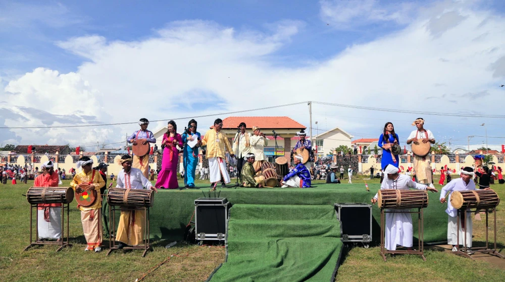 Sân khấu lễ rước y trang nữ thần Pô Inư Nưgar. Ảnh: NÚI XANH