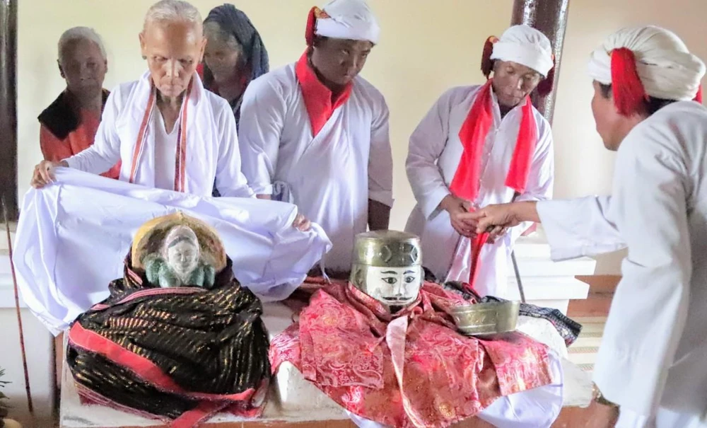 Lễ tắm và mặc y trang tại đền Pô Klong Chank, làng Bàu Trúc. Ảnh: NÚI XANH