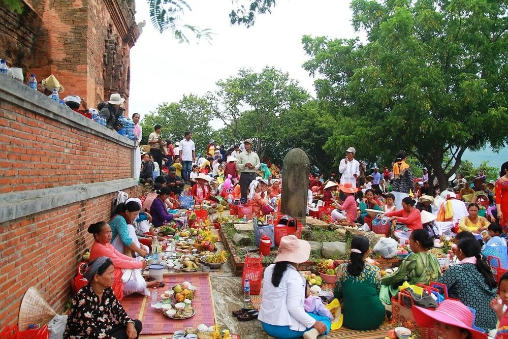 Người Chăm mang đồ cúng lên các đền tháp để làm lễ. Ảnh: NÚI XANH