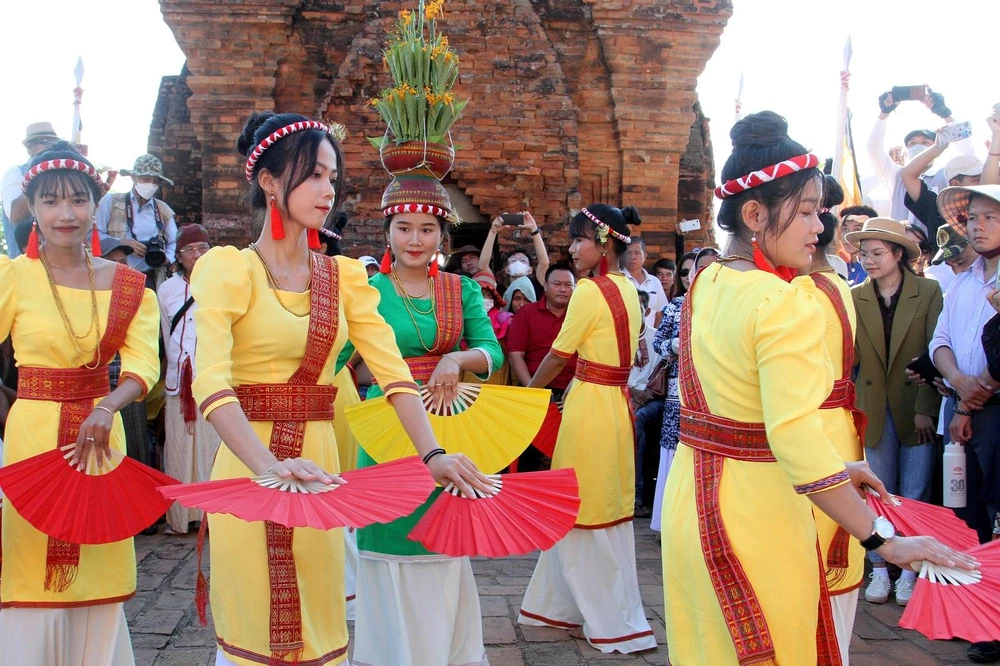 Nghi thức múa khi cúng mở cửa tháp. Ảnh: NÚI XANH