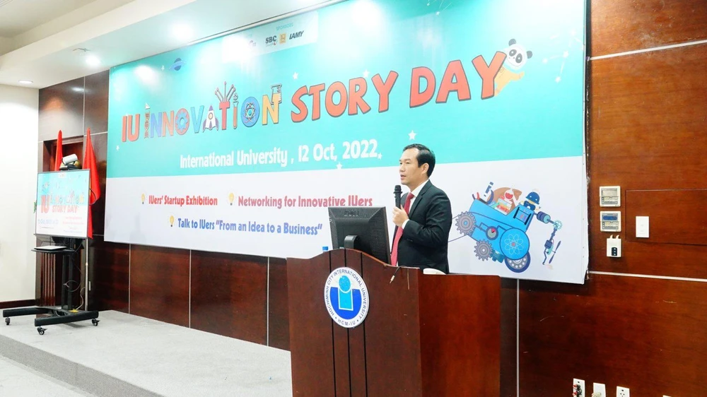 Ông Lê Văn Cảnh – Phó Hiệu trưởng trường Đại học Quốc tế – phát biểu khai mạc “Ngày hội Đổi mới sáng tạo và Kết nối dự án khởi nghiệp – IU Innovation Story Day 2022”. Ảnh: Website trường