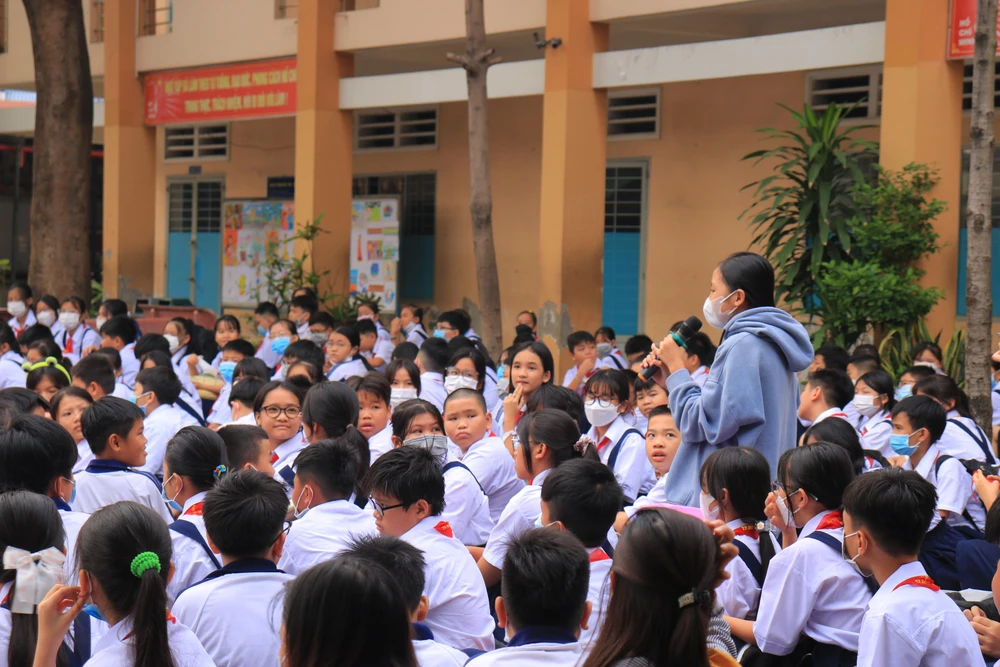 Học sinh Yến Vy đặt vấn đề về cách xây dựng một tình bạn đẹp. Ảnh VÕ THƠ