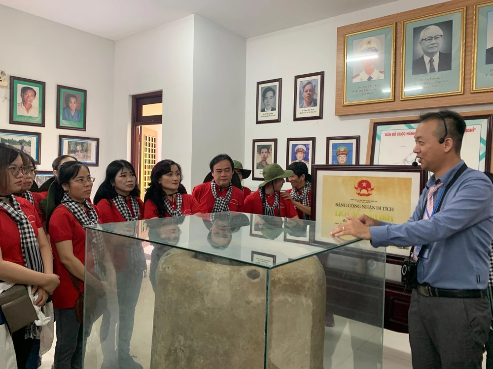 Đoàn cán bộ, báo chí, xuất bản TP.HCM tham quan tại căn cứ Khu ủy Sài Gòn - Gia Định. Ảnh: H.LAN