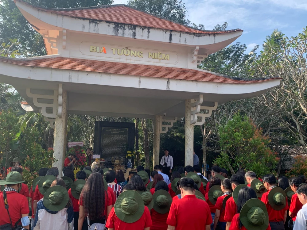 Đoàn cán bộ, báo chí, xuất bản TP.HCM mặc niệm tại căn cứ Khu ủy Sài Gòn - Gia Định. Ảnh: H.LAN