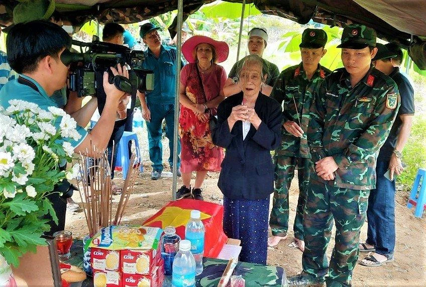 Bà Nguyễn Thị Vàng người tham gia chôn cất liệt sĩ năm 1968 đang xúc động cùng các lực lượng quân đội địa phương dâng nén hương trước hài cốt liệt sĩ vừa tìm thấy.