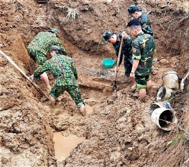 Cơ quan chức năng khai quật, di dời hài cốt liệt sĩ Giang Văn Mẫn.