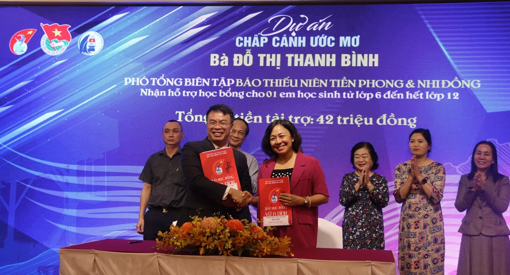 Các cá nhân, đơn vị ký kết ủng hộ chăm lo các hoạt động của Quỹ học bổng Vừ A Dính. 