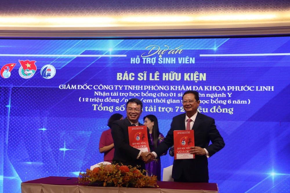 Các cá nhân, đơn vị ký kết ủng hộ chăm lo các hoạt động của Quỹ học bổng Vừ A Dính.