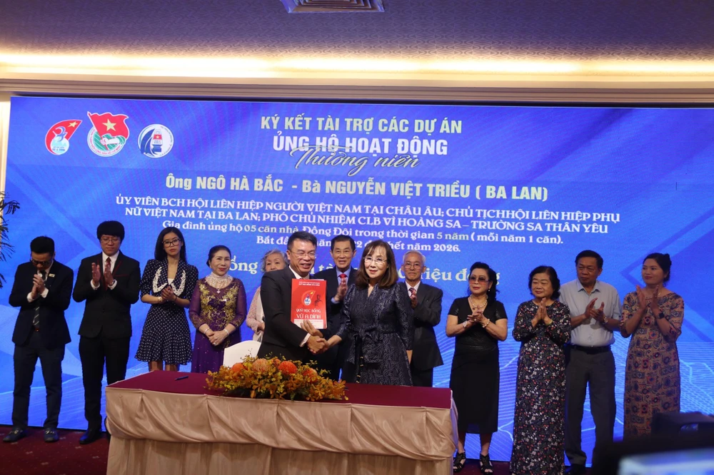 Các cá nhân, đơn vị ký kết ủng hộ chăm lo các hoạt động của Quỹ học bổng Vừ A Dính. 