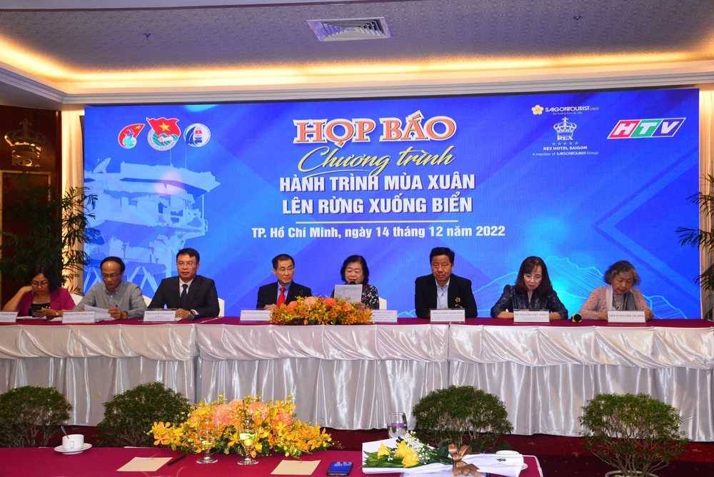 Ban tổ chức trả lời họp báo chương trình "Hành trình mùa xuân lên rừng xuống biển". 