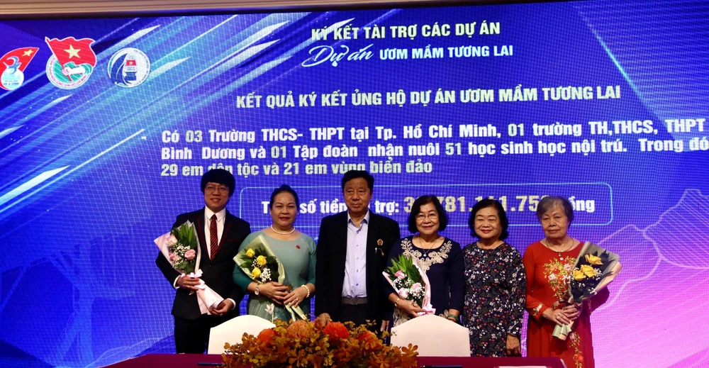 Các cá nhân, đơn vị ký kết ủng hộ chăm lo các hoạt động của Quỹ học bổng Vừ A Dính. 