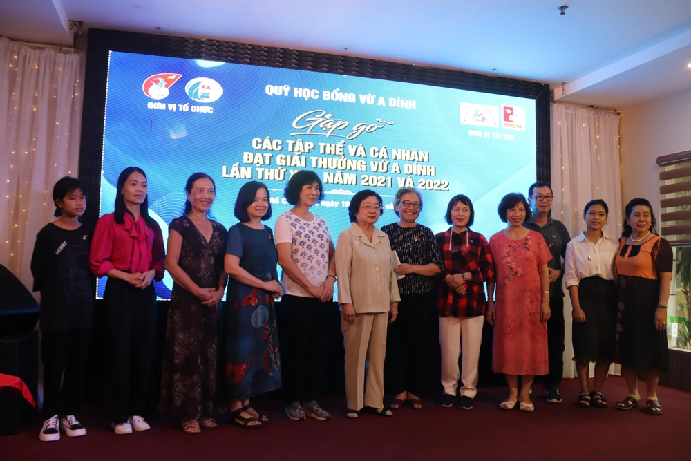 Ban tổ chức trao huy hiệu giải thưởng Vừ A Dính cho các cá nhân, tập thể.