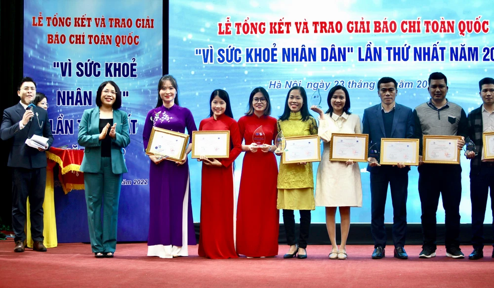 Các tác giả nhận giải Ba giải báo chí toàn quốc Vì sức khỏe nhân dân.