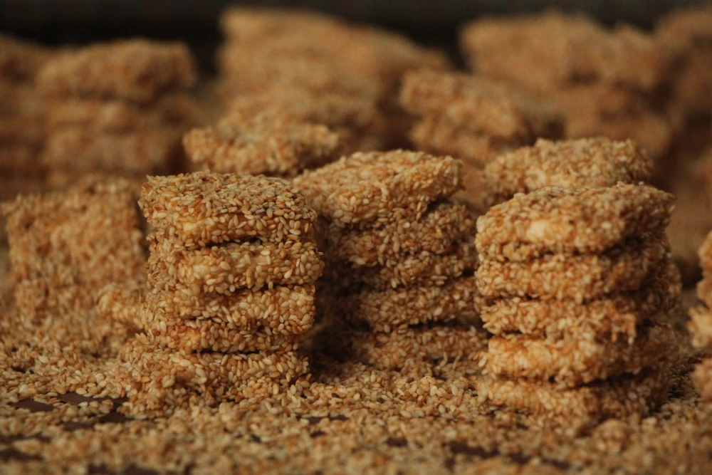 Những chiếc bánh khô mè đẹp mắt do người dân thôn Quang Châu, huyện Hòa Vang, TP Đà Nẵng sản xuất.