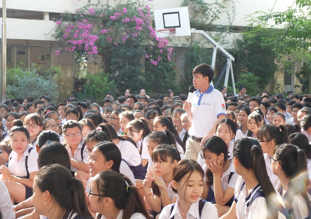 Thạc sĩ Lê Minh Huân trong một tiết dạy Phòng chống xâm hại tình dục. Ảnh: NVCC Thạc sĩ Lê Minh Huân trong một tiết dạy Phòng chống xâm hại tình dục. Ảnh: NVCC