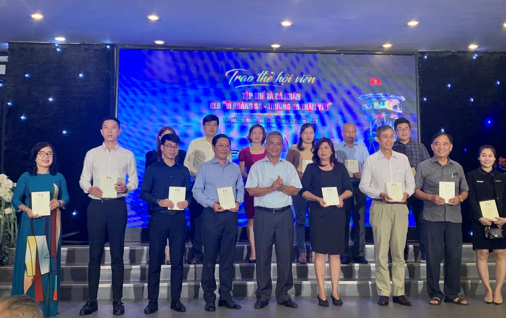 Các hội viên mới là công nhân, viên chức, doanh nhân, hưu trí CLB "Vì Hoàng Sa - Trường Sa thân yêu". Ảnh: HL