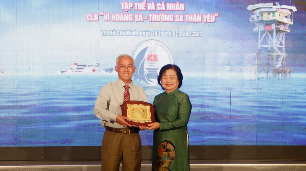 Bà Trương Mỹ Hoa trao bảng công nhận hội viên tập thể cho Công ty Cổ phần nông nghiệp công nghệ cao Trung An (Cần Thơ). Ảnh: KA