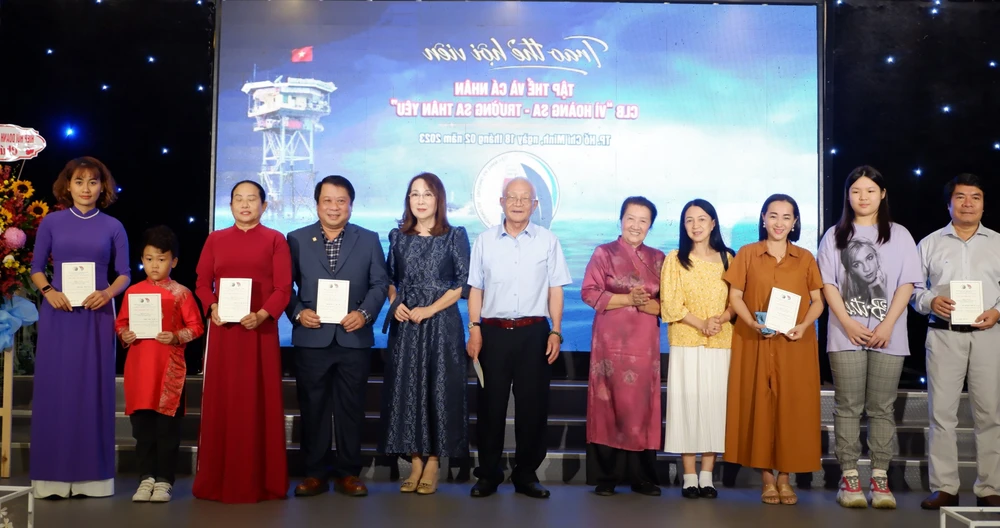 Hai gia đình có hầu hết thành viên tham gia CLB "Vì Hoàng Sa - Trường Sa thân yêu". Ảnh: HL