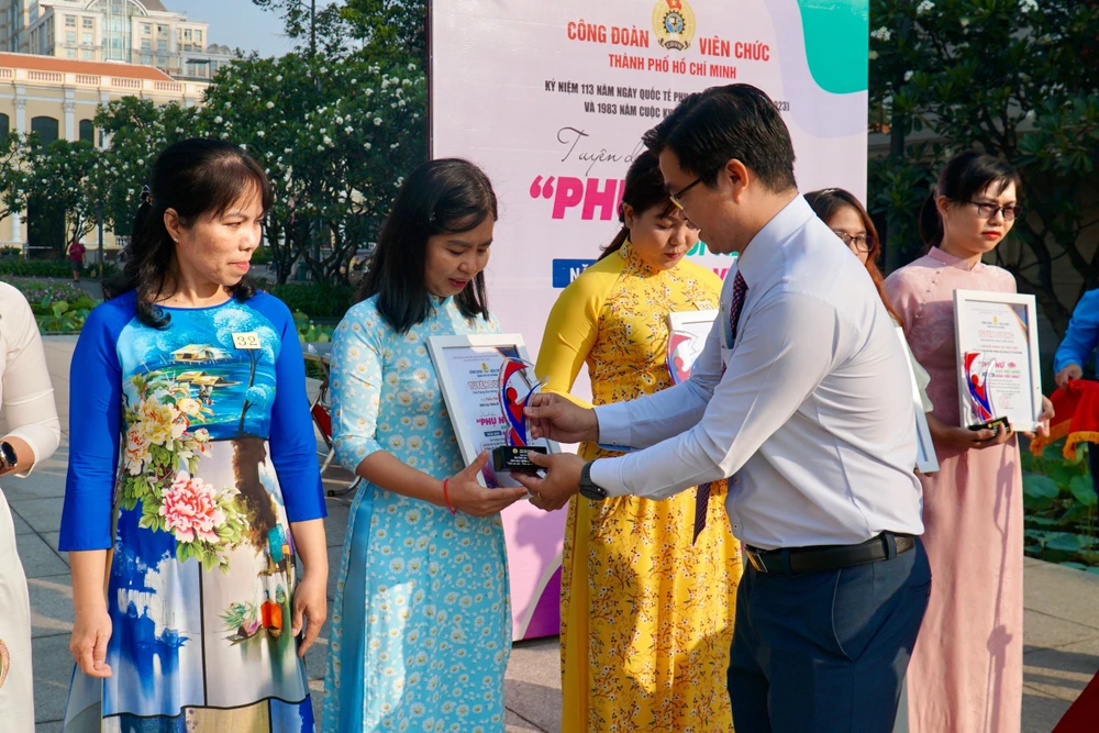 Ông La Thanh Tuấn, Phó Chủ tịch Công Đoàn Viên chức TP trao bằng khen các gương đạt danh hiệu "Giỏi việc nước - Đảm việc nhà". Ảnh: BẢO PHƯƠNG