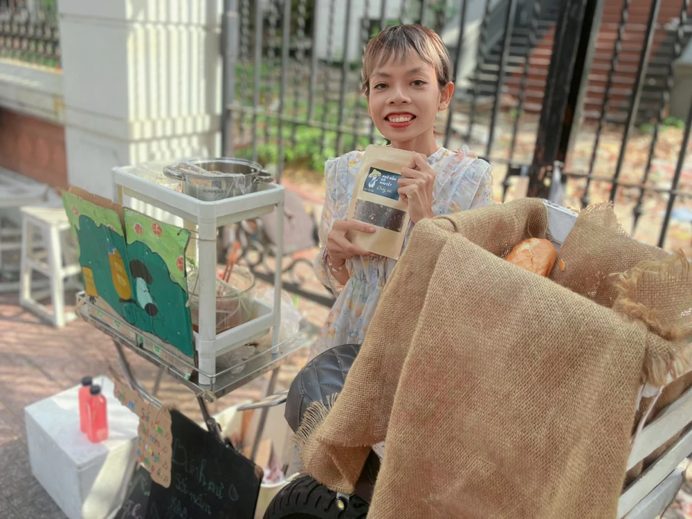 Cô Khuyết luôn nở nụ cười trên môi.