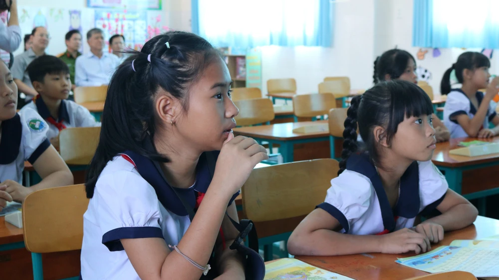 Đa số các em học sinh tại đây đều rất chú tâm và hứng thú khi tham gia lớp học số.jpg