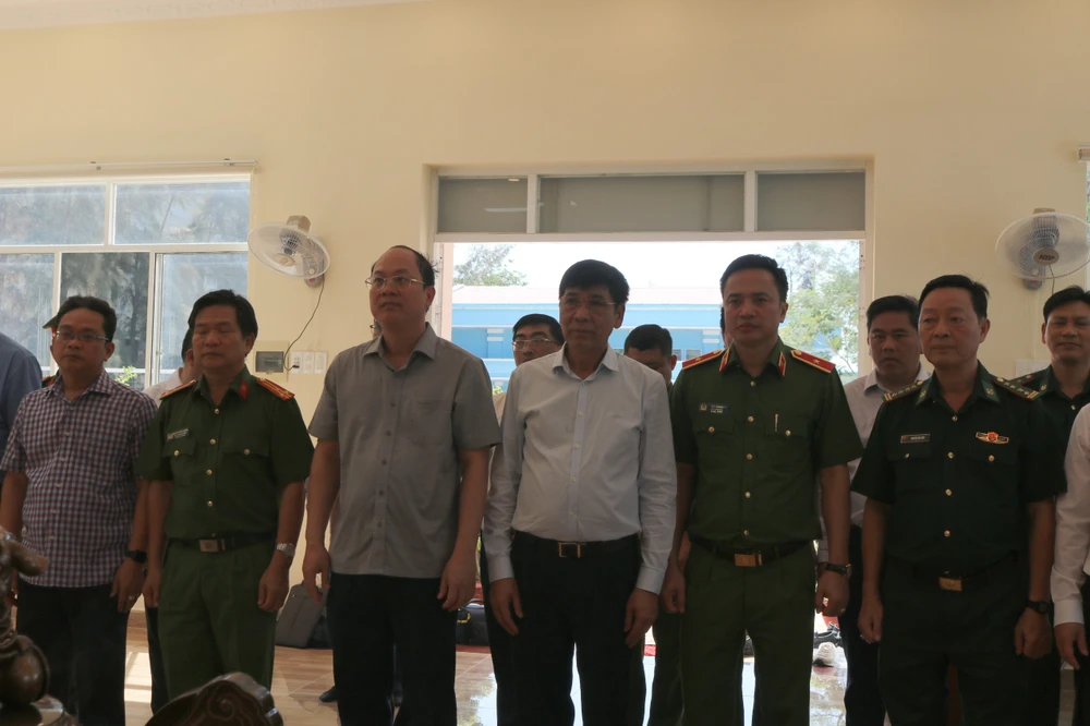 Đoàn lãnh đạo TP dâng hương tại Phòng tưởng niệm Chủ tịch Hồ Chí Minh trên xã đảo.jpg