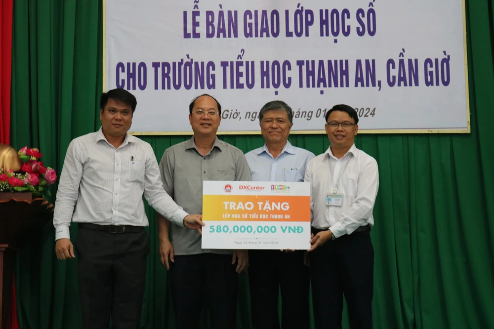 Ông Nguyễn Hồ Hải, Phó Bí thư Thường trực Thành ủy TP.HCM trao số tiền tượng trưng hai lớp học số cho đại diện Trường Tiểu học Thạnh An.jpg