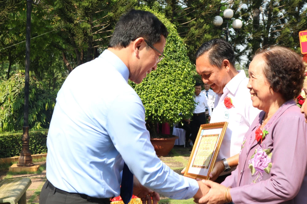 Ông Trần Hoàng Danh, Bí thư Quận ủy quận 12 trao bằng khen cho các gia đình chính sách, cá nhân có thành tích tiêu biểu trong kháng chiến tại buổi lễ công nhận phường An toàn khu~1.JPG