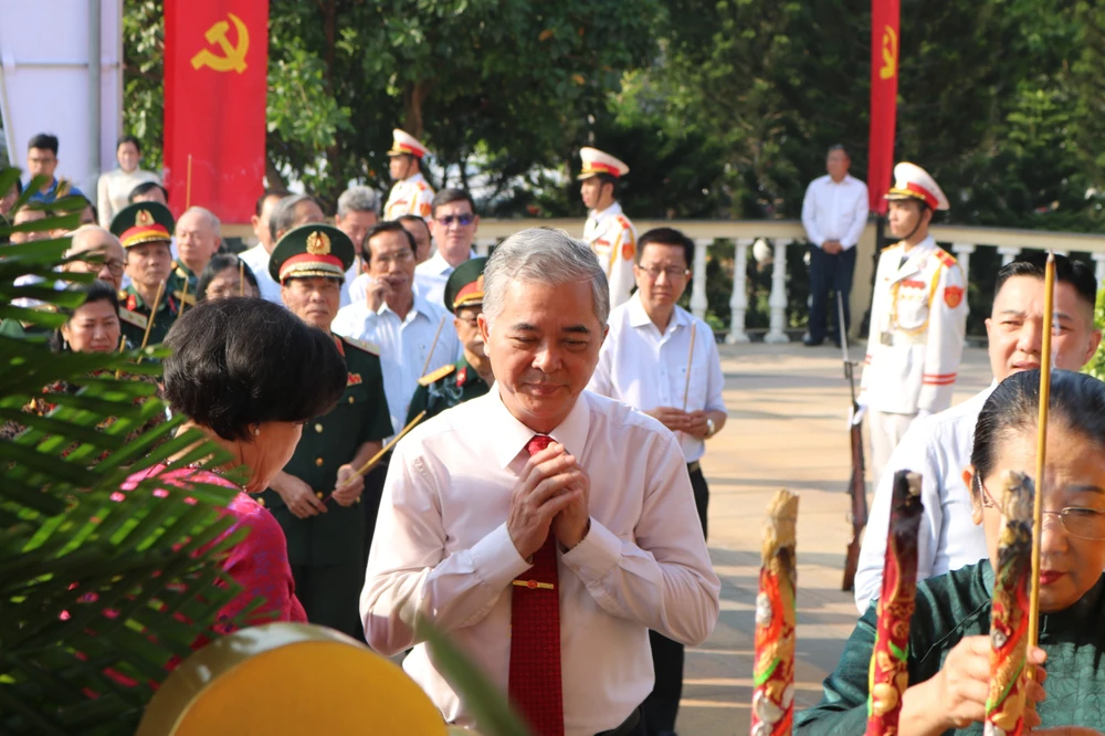 Ông Ngô Minh Châu, Phó Chủ tịch UBND TP.HCM dâng hương tưởng nhớ các anh hùng liệt sĩ tại buổi lễ công nhận phường An toàn khu.jpg