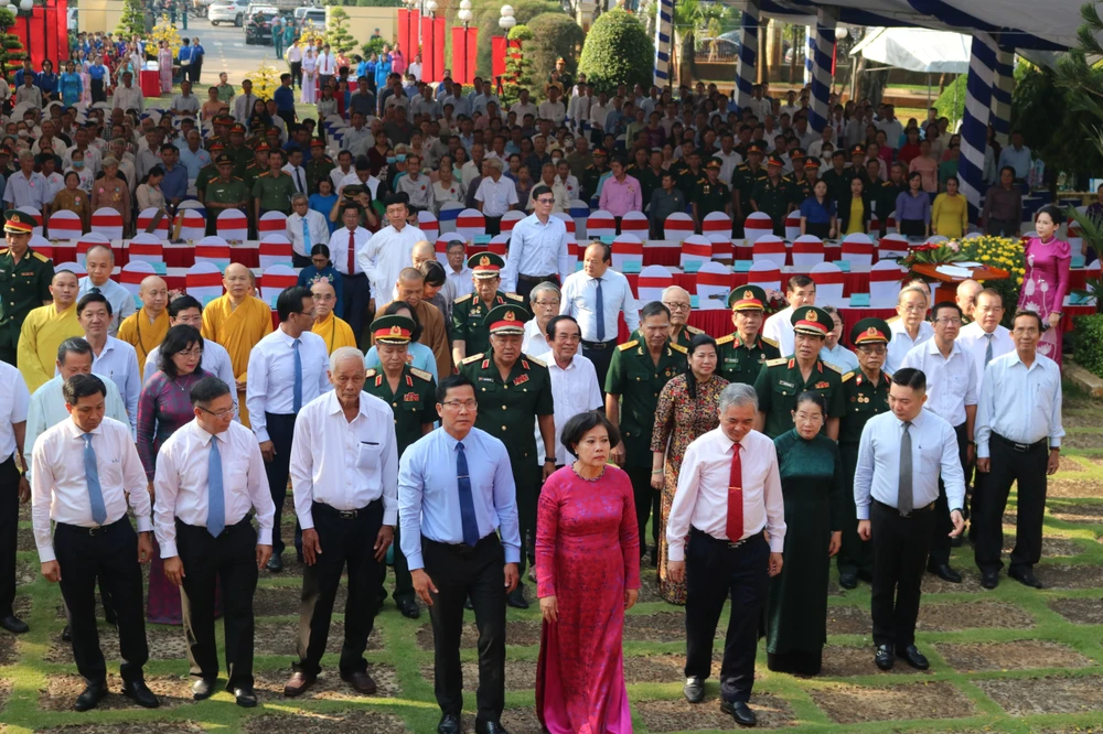 Đoàn đại biểu TP, đại biểu quận 12 tiến lên khu vực bia Truyền thống tiến hành nghi thức dâng hoa và dâng hương tưởng nhớ các anh hùng liệt sĩ đã hi sinh~2.JPG