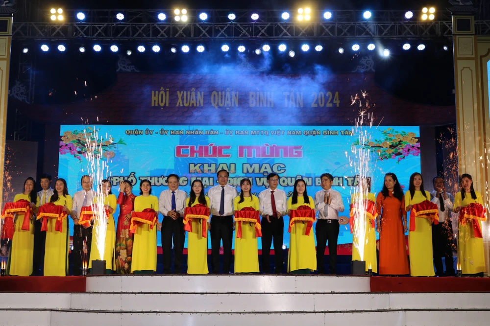 Lãnh đạo quận Bình Tân cắt băng khai mạc "Phố Thương mại - Dịch vụ".jpg