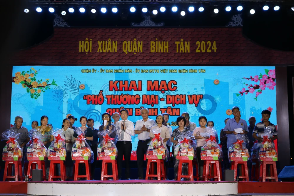 Lãnh đạo quận Bình Tân trao quà đến Tết các gia đình có hoàn cảnh khó khăn trên địa bàn phường Binh Trị Đông B.pg