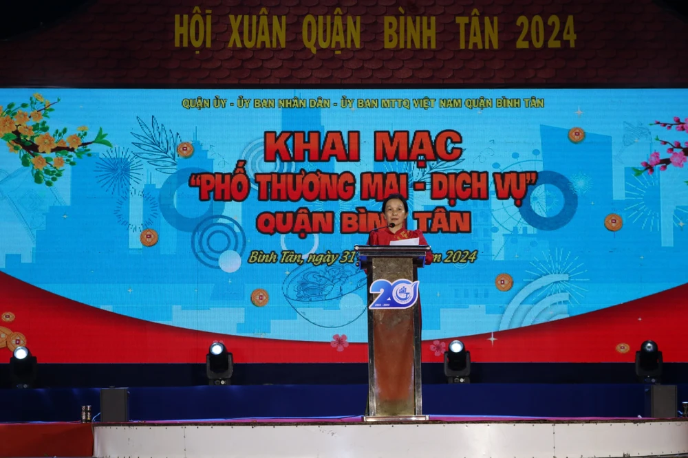 Bà Phạm Thị Ngọc Diệu, Phó Chỉ tịch UBND quận Bình Tân phát biểu tại lễ khai mạc.jpg