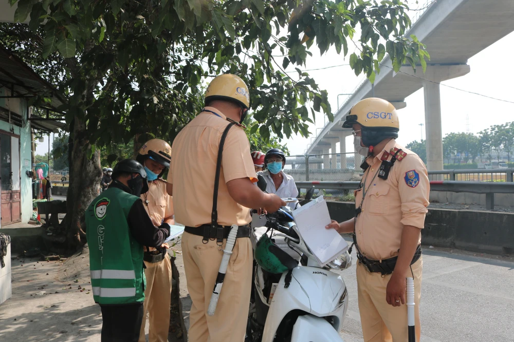 xe máy chạy vào đường cấm