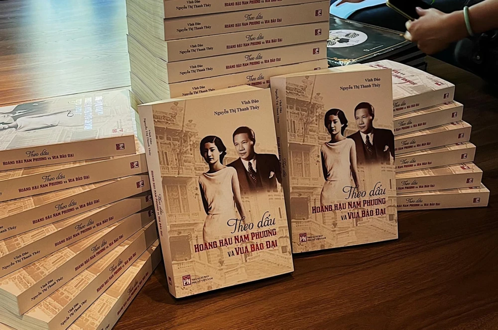hoang-hau-nam-phuong-va-vua-bao-dai-sach.jpg
