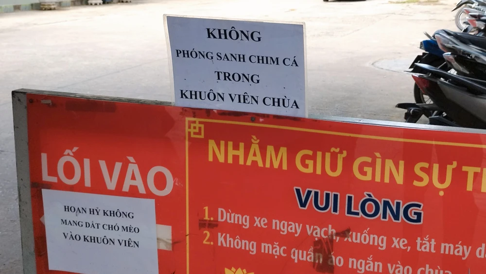 Biển cấm hoạt động phóng sinh được đặt ngay cổng vào chùa Diệu Pháp. Ảnh NHẬT TRUNG.jpg